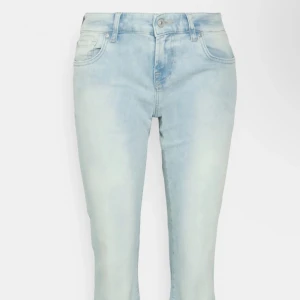 Ltb roxy jeans - Skit snygga och populära jeans som är helt slutsåld! Köpte på vinted men passade tyvärr inte 🩷🩷👩‍❤️‍💋‍👩👩‍❤️‍💋‍👩 Midjemått- ca 39-40cm, innerbenslängd- ca 80cm. Kom med bud