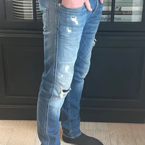 Replay jeans - Ett par riktigt feta jeans från Replay i storlek 28/30! Modellen heter Anbass och är slim fit! Jeansen är i mycket bra skick utan några större defekter! Skick: 8/10! Nypris: 1799kr! Mitt pris: 599kr! 