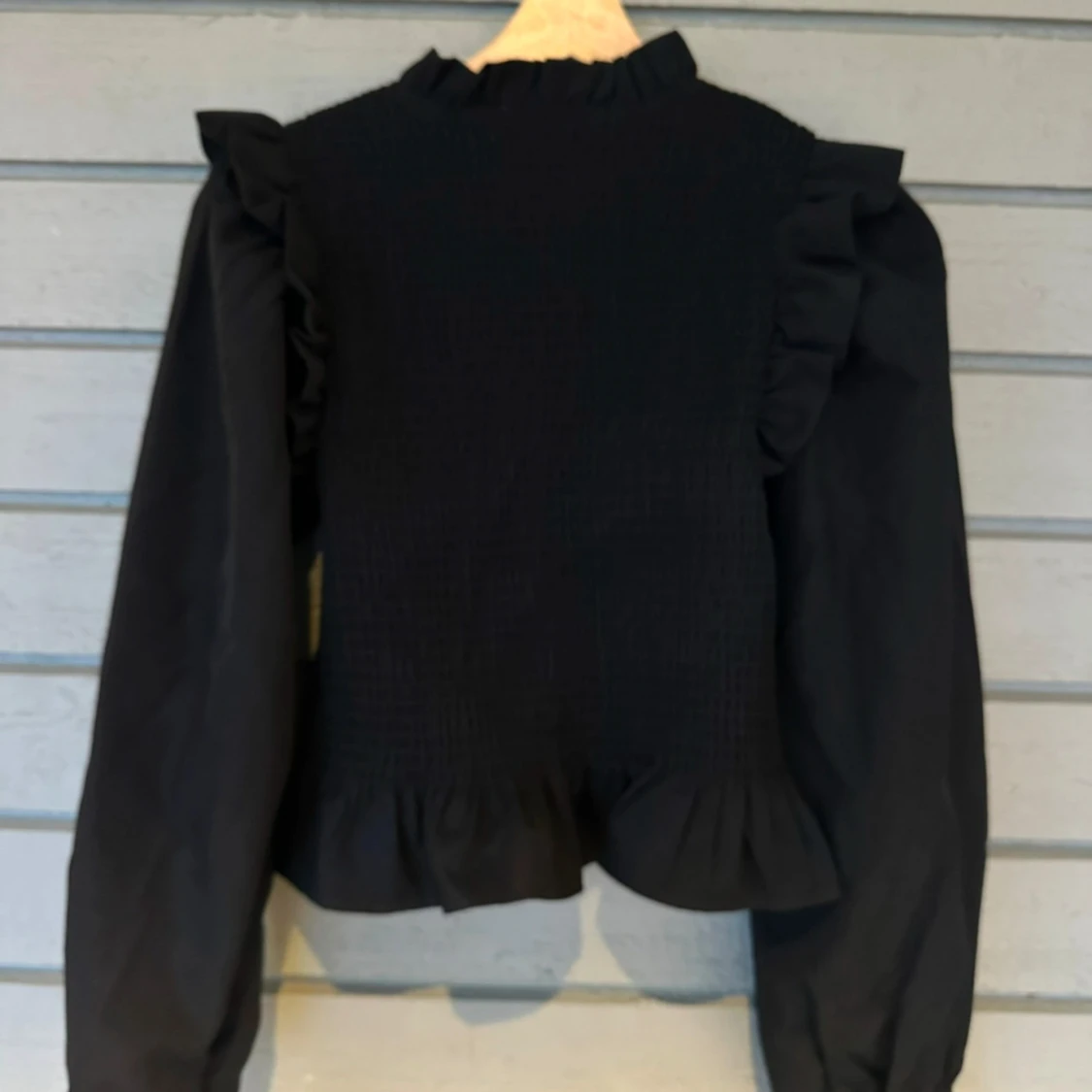 Blus med volang  - 2