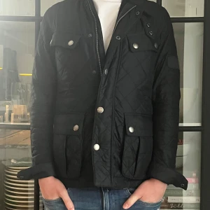 Barbour jacka - En fet field jacket från Barbour i storlek xs! Jackan är endast använd fåtal gånger och i mycket bra skick utan några större defekter! Skick: 9/10! Nypris: 3199kr! Mitt pris: 999kr!