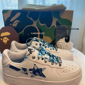 BAPESTA blue-camo - Helt nya Bapesta ”Blue Camo” i storlek 42,5. Sko med blått camo-mönster och toppkvalitet. Säljs med originalbox och extra snören.