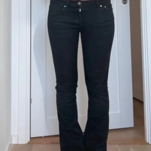Svarta jeans  - Billigare pris pågrund av synliga defekter (se bild 4) Det är storlek 34 men jag har sytt upp dom, innerbenslängden är 77 cm och midjemåttet rakt över är 37 cm❣️