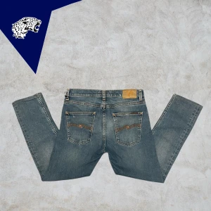 NUDIE JEANS LEAN DEAN - Feta Nudie lean Dean jeans | Skick: 8/10 | Strl: Passar W30 L30 (uppsydda) | Modellen är 180 cm lång | Hör av dig om du undrar någonting!