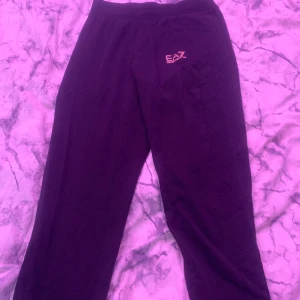 Svarta byxor från Emporio Armani - Snygga svarta byxor från Emporio Armani med EA7-logga. Mer som xs 🫶