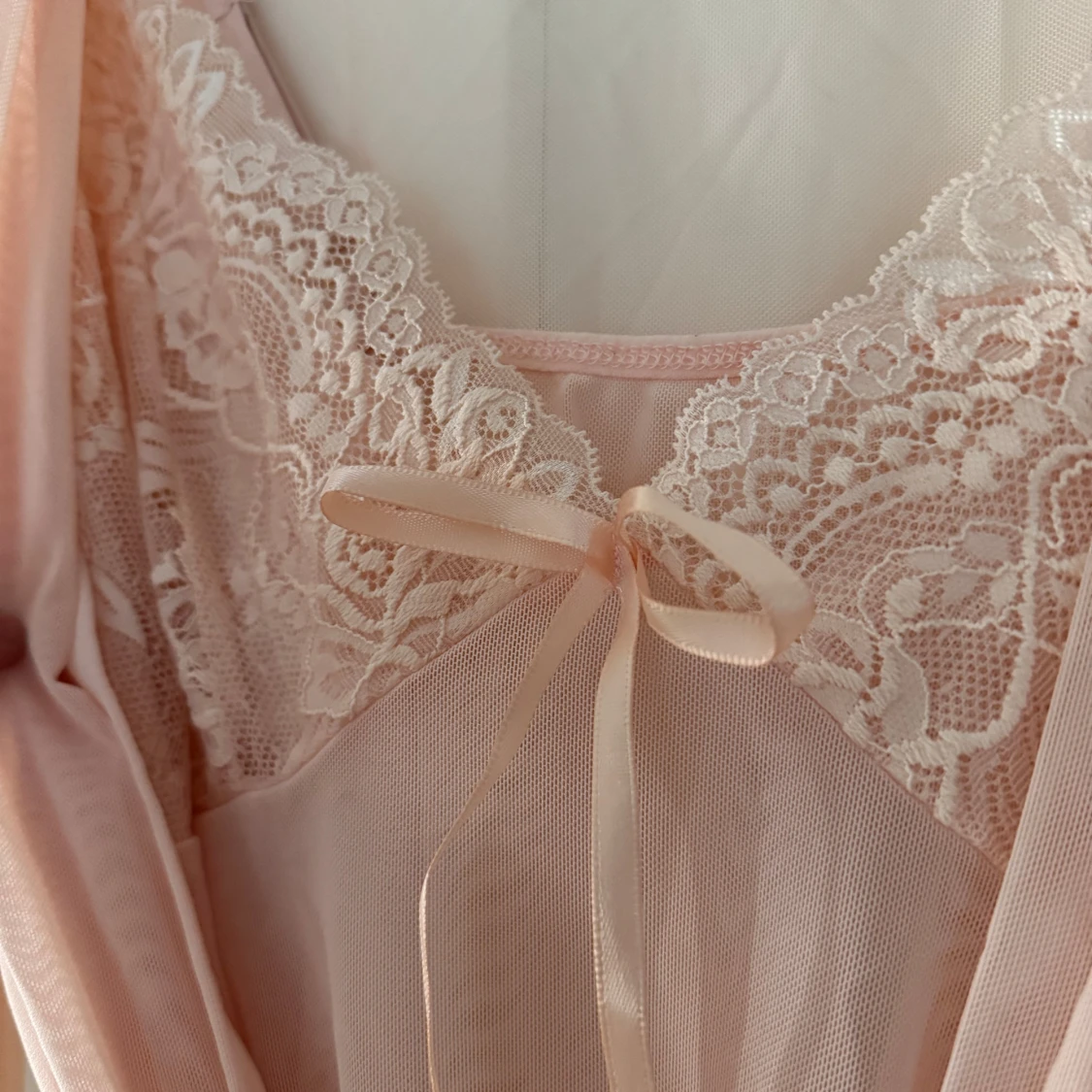 Ljusrosa nattlinne med spetsdetaljer - 3