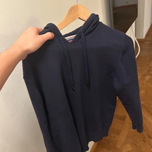 Kashmir Hoodie - Kashmir blandad hoodie från William De Faye, skriv vid funderingar.