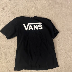 Svart t-shirt från Vans - Fin svart t shirt men som har två små små hål men som inte syns så mycket eftersom t shirt en är svart! 