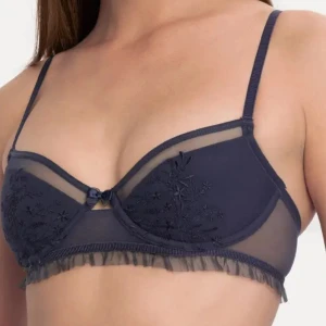 Mörkblå balconette bh från twilfit by change/Change - Helt ny elegant mörkblå bh från Twilfit by Change med broderade detaljer och en liten rosett framtill. Bh:n är en balconette modell. Bh:n har justerbara axelband och en fin volangkant nedtill. Perfekt för en stilfull look. Aldrig använd med alla lappar kvar. Köptes för 699kr. Säljer matchande string i min profil. Kan tänka mig gå ner i pris vid snabb affär🫶 köparen står för frakten.  