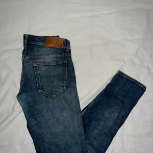 Tiger of sweden  - Tjenare! Jag säljer dessa skor snygg tiger of sweden jeans i en mörk blå färg! Väldigt populära just nu! Storleken är 30/32 som är en väldigt bra storlek som många kan ha! Dessa jeans passar väldigt bra till dig som vill klä dig Grisch🔥 frågor så är de bara dm mig här på Plick🤩