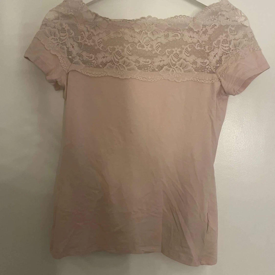 Beige topp med spetsdetaljer