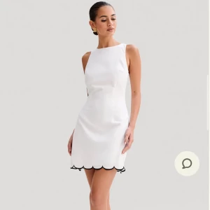 Sommar/utspring klänning från Meshki  - Helt oanvänd med lapp och övrigt kvar. Säljer då frakten och tullen blev drygt 700kr på hela min beställning då den är köpt från Australien, så vill hellre sälja än behöva betala returen😊