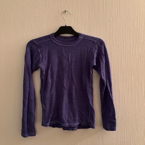 Lila/blå långärmad tröja från Pierre Robert - Säljer en underställs tröja från Pierre Robert i mjuk merinoull. Perfekt för kyliga dagar med sin sköna passform och värmande material. Den är perfekt när man åker skidor! 