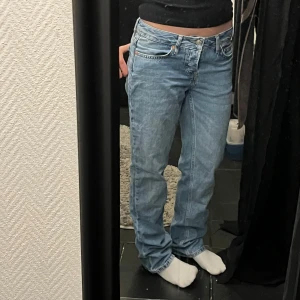 Ljusblå jeans - Säljer ett par klassiska ljusblå  jeans med en avslappnad passform. De har en traditionell femficksdesign och en knappgylf. Perfekta för en casual look. Använda en del vilket gjort de lite lösare i passform men inget mer med det💕(säljer likadana i svart!!)