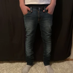 Nudie jeans - Tja säljer dessa feta par nudie jeans, nypris runt 1599kr men säljer dom bara för 449kr, riktigt bra skicka, inga defekter. Skicka ett pm om du har några funderingar.