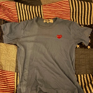 Cdg t-shirt  - Säljer denna otroligt snygga och clean commes des garçons tisha. Tröjan är i storlek S och har en riktigt snygg och stilren färg!