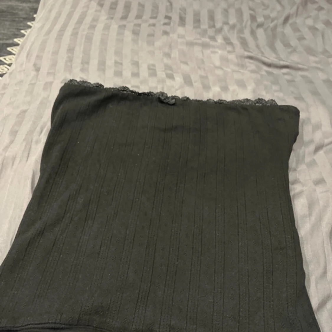 Svart ribbad bandåtop och matchade kjol till från BikBok - 1