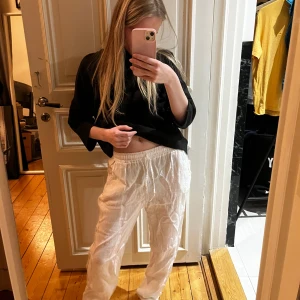 Design by si linnebyxor - Säljer ett par vita linnebyxor med elastisk midja. Byxorna har en avslappnad passform och är perfekta för kommande varma dagar. De är lätta och luftiga, vilket gör dem bekväma att och dessa är knappt använda så i mycket bra skick! De har fickor på båda sidor och är i storlek S. Som referens är jag 155💕