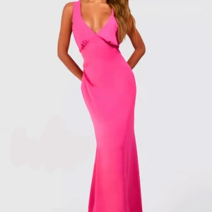 Rosa långklänning med v-ringning - Snygg rosa långklänning med djup v-ringning och öppen rygg. Perfekt inför balen 🩷 Endast testad!