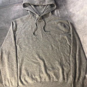 Ralph lauren kashmir hoodie - Säljer en as fet ralph lauren hoodie i 100% tvättbart kashmir. Size L men passar även M. Längd 65 cm men väldigt stretchy som alla ullhoodies. Nypris på denna är 5200 medan mitt pris är 1499. Skick mycket bra, den nopprar inte. Modell på bild 180 63 kg.