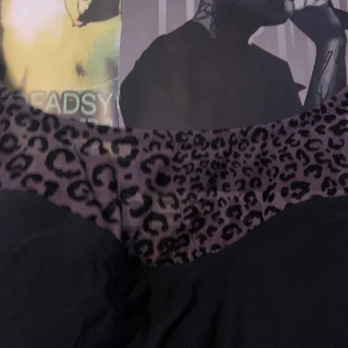 Svart top med leopardmönster - 1