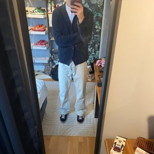 Beige just junkies jeans - Säljer ett par beige just junkies jeans med en avslappnad passform. Byxorna är mot de utsvängda hållet för en snygg siluet. Passar steetwear men även mer uppklätt. Nypris 1100