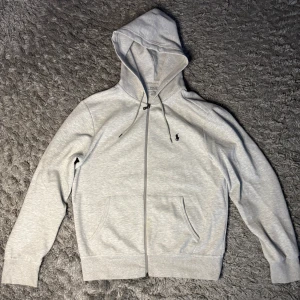  Grå Ralph lauren zip hoodie - Ralphlauren zip- hoodie | skick - 9/10 | storlek - M | såklart äkta | 