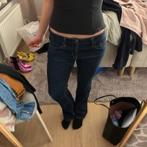 Mörkblå jeans bootcut - Såå snygga jeans i mörkblå med gul söm!! Bootcut och skulle säga midwaist ❤️‍🔥❤️‍🔥 passar bra på mig som brukar ha 27/28 i midjan