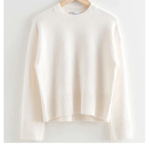 Vit stickad tröja  - Stickad tröja från other stories,  Jätte fin och mjuk!