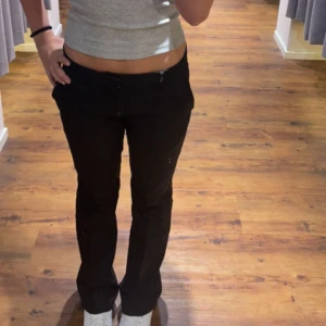 Svarta kostymbyxor - Snygga svarta kostymbyxor från Bikbok i modell Vera. Jag är 168 lång och dem sitter perfekt på mig!💞 