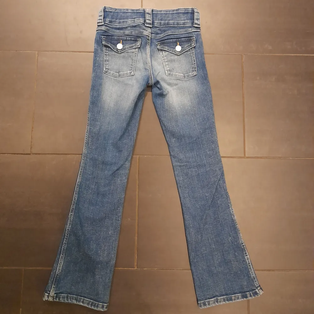 Begagnade H&M jeans i storlek 140, de är i bra skick. Djurfritt och rökfritthem.. Farkut & Housut.