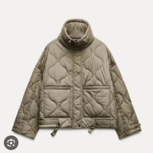  jacka från Zara - Säljer min gröna jacka från Zara med hög krage och dragkedja. Jackan har en loose passform och stora fickor framtill. En stilren och praktisk jacka för alla tillfällen. Jackan är helt ny och aldrig använd med både lappen och kvittot kvar. Köpt för 600 kr men säljer för 500 kr. 