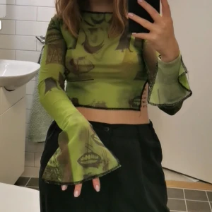 (S) Grön croptop croppad top i mesh - Grön croppad punkig meshtopp med varierande mönster. Slit på sidan och vid händerna där tyget vidgas 💚🖤. Lev din Shego-dröm i grönt och svart ;) 