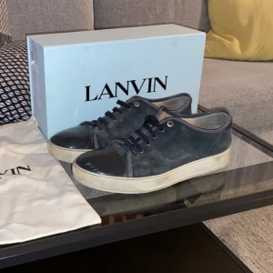 Lanvins - Säljer Do. Här feta lavins i ny skick 🥳skick 8/10 helt nya bara lite smutsiga jag har lagt på en extra sula för att skydda orginalet 💪säljer för 2000 elelr byta mot rock runner kan gå ner i pris 🏆 