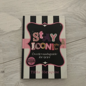 Stay Iconic: Överlevnadsguide för tjejer - Boken 'Stay Iconic: Överlevnadsguide för tjejer' av Tilda Törnqvist har en stilren design med svartvita ränder och en rosa dekorativ ram på omslaget. Den är en guide för unga tjejer med tips och råd för att navigera livet. Med autograf