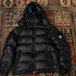 Moncler maya jacka - Moncler maya säljer den för att den är för liten för mig. inner fickans dragkedja är sönder (be om fler bilder) QR kod och NFC funkar. jackan är i storlek 2 som är ungefär S/M
