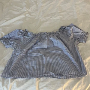 Supersöt off-shoulder topp - blåvit randig off shoulder topp som jag köpte för några år sedan och som tyvärr inte längre kommer till användning. Har använt den en del men den har inga defekter alls. Pris kan diskuteras💓