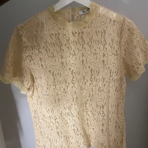 Beige spetsblus  - Säljer denna oanvända beiga topp med späts!!  Storlek 36