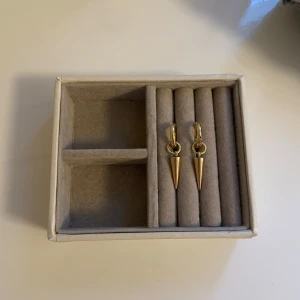 Elizabeth Earrings  - 49kr per par, gjorda i rostfritt stål vilket innebär att de inte färgar av sig eller tappar färg💞 Beställ via Plick eller Ebnorth.quickbutik.se🤗