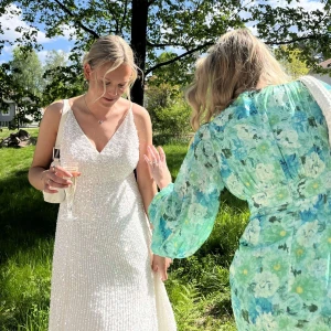 Vit glittrig balklänning  - Elegant vit balklänning med glittrande paljetter och v-ringad design, även öppen i ryggen. Perfekt för vårens studentbal om du vill ha en trendig, snygg men ändå enkel look🩷🥂 