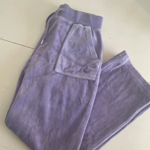 Juice Couture  - Snygga lila juicy couture byxor! De är bra skick och har används fåtal gånger💞 De är insydda i längden och kan skriva privat om måtten och priser!🩷🩷