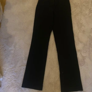 Svarta kostymbyxor - Jätte snygga svarta kostymbyxor💓 långa och midrise, skriv om du har frågor!