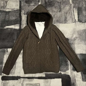 Fodrad stickad cardigan med päls - Riktigt fet fodrad stickad cardigan jacka med päls i luvan. Extremt varm samt helt parfekt passform. Storlek M. Funkar parfekt som jacka eller som kofta.