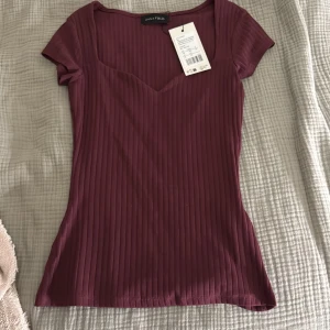 Anna field tajt tröja - Helt ny aldrig använd, lapp kvar, säljer pga för stor. Storlek Xs, pris 165)