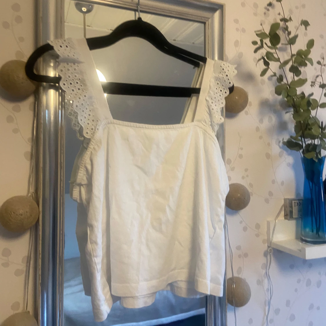 Vit topp med spetsdetaljer hm 