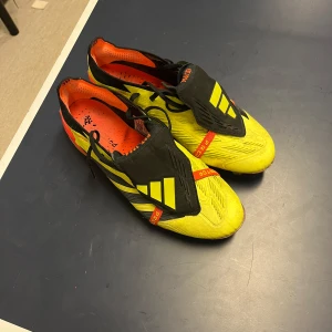Adidas predator  - Adidas predator gula med tunga, skick 8/10. Säljer dom för använder ej längre 