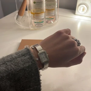 Stainless Steel klocka - Säljer denna klocka för jag inte passar i den och den kommer aldrig till användning. Klockan går och plocka isär så man kan ställa in sin egen passform. Det är inga skador på klockan möjligtvis lite repor på baksidan (man ser knappt). Det finns inget batteri i klockan just nu. Väldigt fin annars❤️