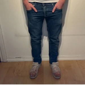 Snygga jeans! - Säljer snygga jeans från Replay! | Skick: 9/10 | Strl: 30/32 (S-M) | Nypris: 1600kr | Hör gärna av er vid funderingar! Modellen är 173 cm och väger 68kg.