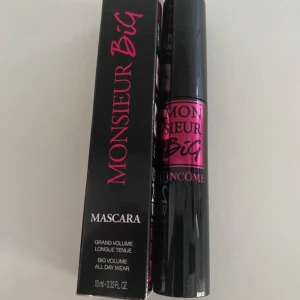 Monsieur Big Mascara från Lancôme - Helt ny med kartong. Kartongen saknar en flik på undersidan men inget som påverkar produkten Monsieur Big Mascara i nyansen '01 Big is the New Black' från Lancôme. Denna mascara ger stor volym och långvarigt resultat. Perfekt för dramatiska fransar hela dagen.