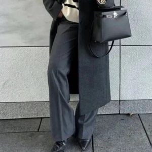 Grå kostymbyxor - Oanvända kostymbyxor från BIKBOK i modellen Jackie, storlek 34. Perfekt klassisk grå färg och passform.   Rensar ut endel byxor som jag tänkt sy upp men som aldrig blir av - där av är de helt oanvända. Jag är 160 cm och de är för långa för mig.   💌