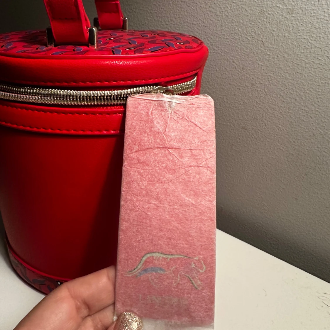 Röd rund väska från Lancôme - 1